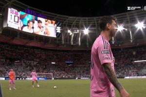 火速回归比赛！下半场梅西替补登场，全场欢呼高喊梅西表达支持