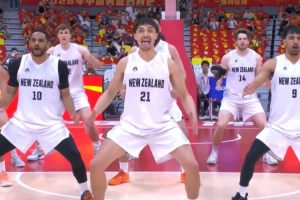 传统节目！赛前新西兰男篮全队跳毛利战舞 把王俊杰看得一愣一愣
